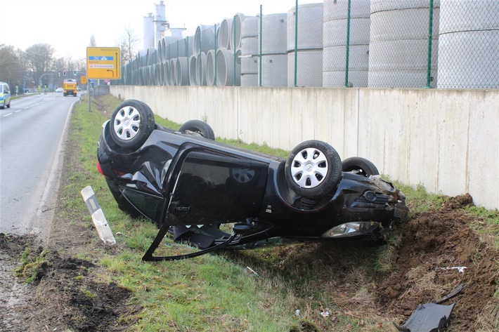 POL-MI: Auto überschlägt sich bei Unfall