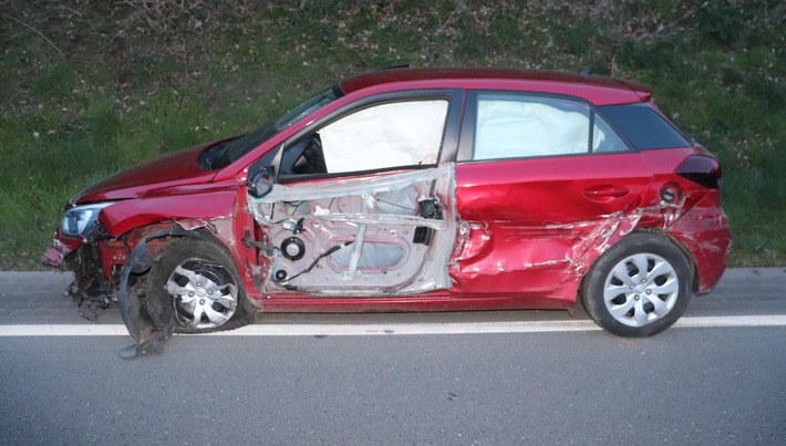 POL-HX: Betrunken gegen Leitplanke - Fahrer verletzt sich schwer