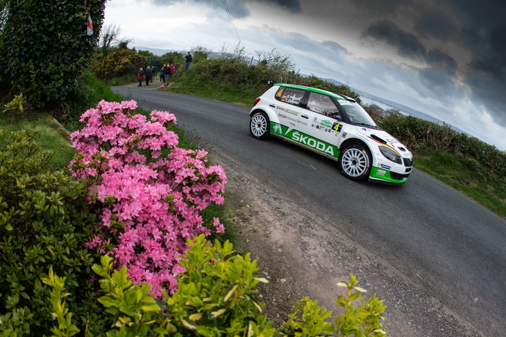 "Circuit of Ireland Rally": SKODA Fahrer mischen im Zeittraining vorne mit (FOTO)