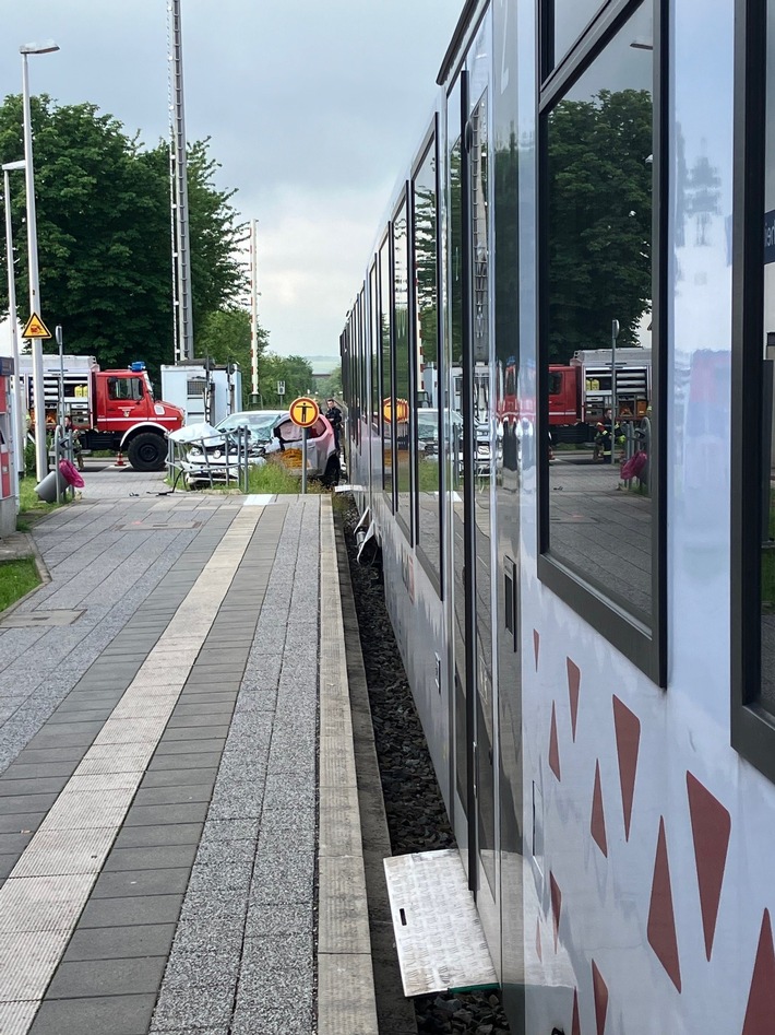 BPOL-KL: PKW am Bahnübergang vom Zug erfasst - Fahrerin wird verletzt