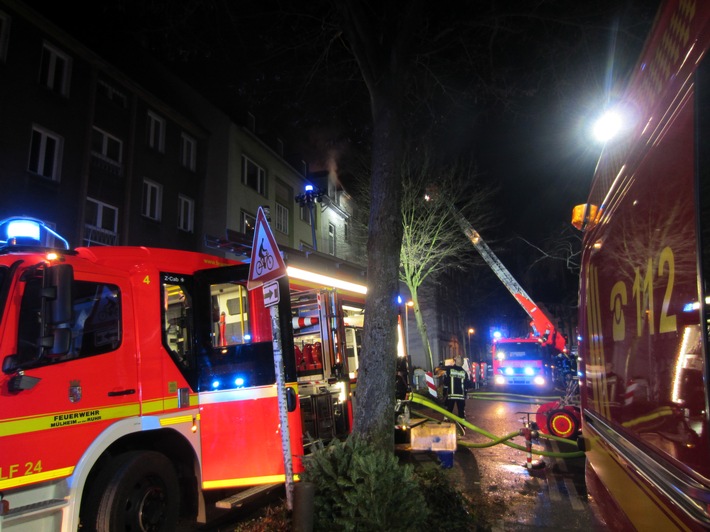FW-MH: Dachstuhlbrand. 35 Personen betroffen. Vollalarm für die Feuerwehr Mülheim.