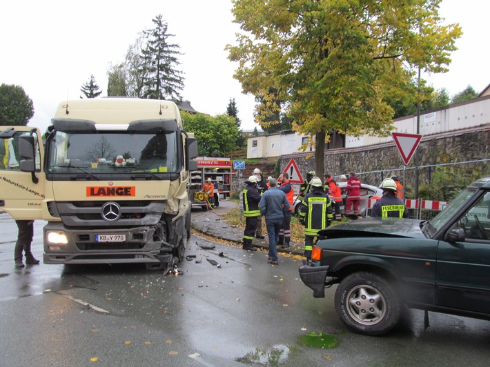 POL-HOL: Gips-Sattelzug rammt zwei Personenwagen / Drei Verletzte bei Unfall in Stadtoldendorf