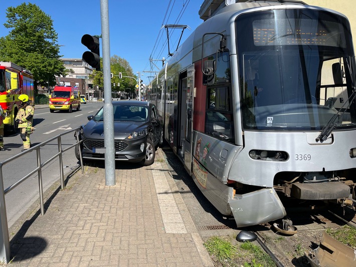 POL-ME: Verkehrsunfall mit Straßenbahn: zwei Leichtverletzte und hoher Sachschaden - 2604112