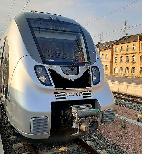 BPOLI MD: Gesplitterte Frontscheibe und verletzter Zugführer - Regionalbahn kollidiert mit unbekannten Gegenstand - Zeugenaufruf
