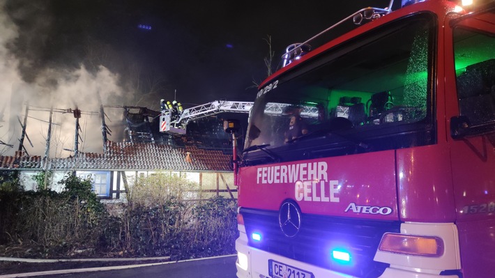 FW Celle: Gebäudebrand in Altencelle - 1. Lagemeldung!