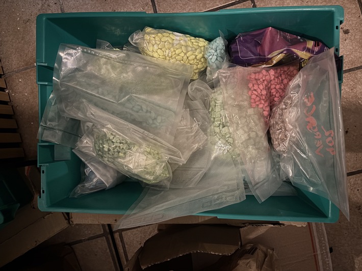 POL-MG: Handel mit Betäubungsmitteln: Zwei Tatverdächtige nach Durchsuchungen in U-Haft | mindestens 50 Kilogramm Drogen sichergestellt