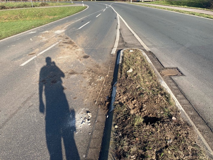 POL-KLE: Geldern - Unbekanntes Fahrzeug rammt Verkehrszeichen und schleift dieses mit / Polizei sucht Zeugen