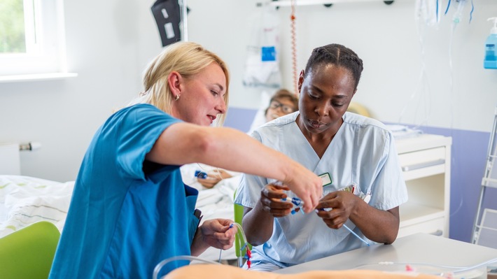 Gesundheits- und Bildungsunternehmen SRH startet mit eigenem Praxiscurriculum in die Pflegeausbildung 2026