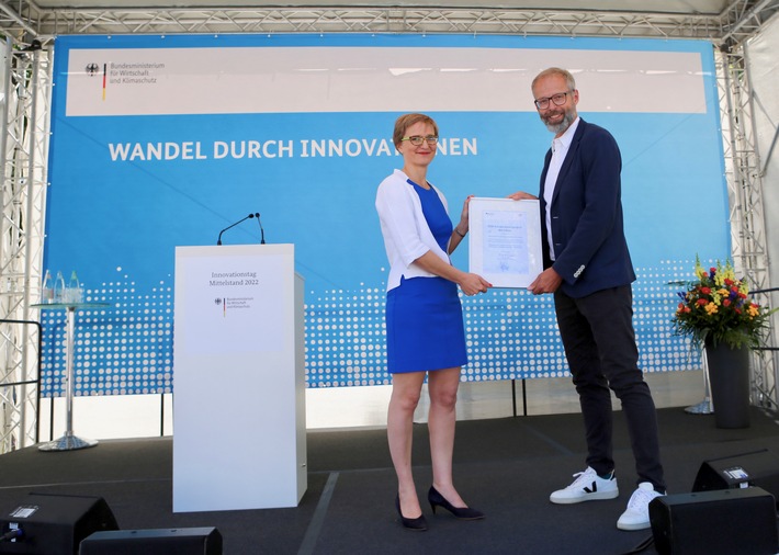 Bundeswirtschaftsminister Robert Habeck zeichnet WAVELABS als ZIM-Kooperationsprojekt 2022 aus