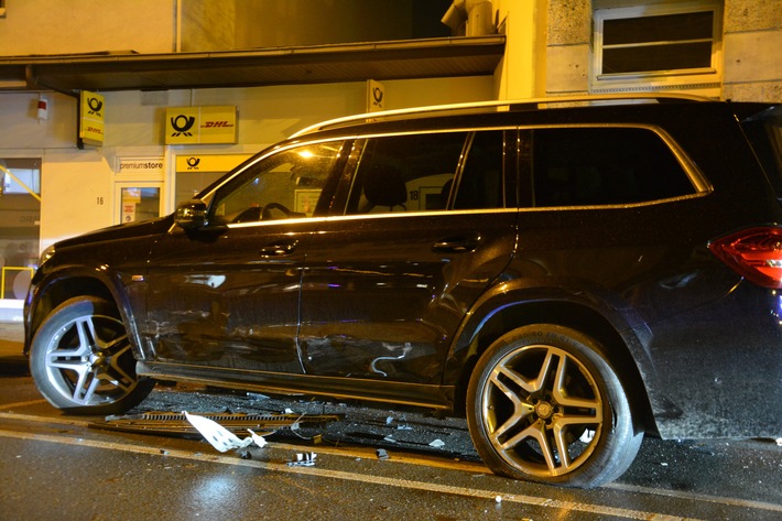 POL-HF: Verkehrsunfallflucht - Lauter Knall gegen Mitternacht weckt Anwohner in der Innenstadt