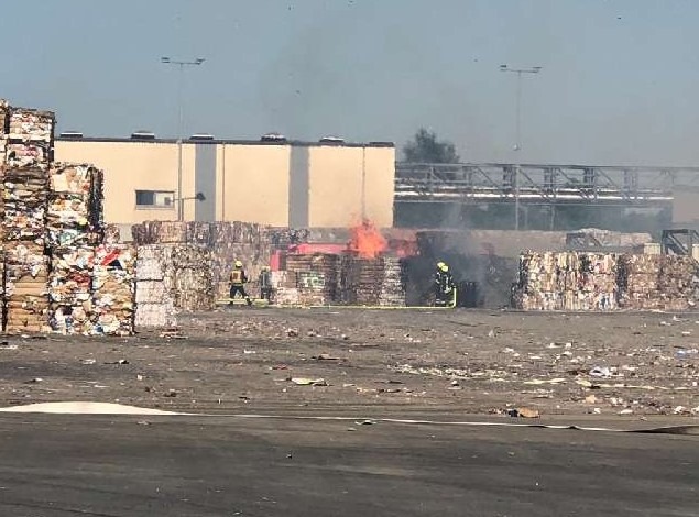 POL-WHV: Brand auf einem Firmengelände in Varel - Löscharbeiten dauern noch an - kein Personen- und kein Gebäudeschaden