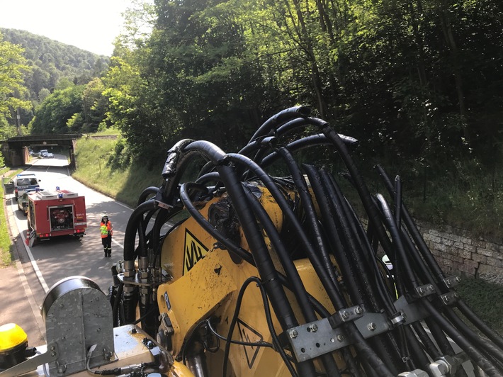 POL-PPWP: Lastwagen streift Bahnbrücke