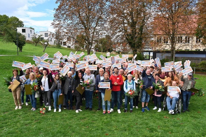 Glücksbote Giuliano Lenz freut sich zusammen mit den Pfullinger Glückspilzen über der Monatsgewinn der Deutschen Postcode Lotterie. / Weiterer Text über ots und www.presseportal.de/nr/41583 / Die Verwendung dieses Bildes ist für redaktionelle Zwecke unter Beachtung ggf. genannter Nutzungsbedingungen honorarfrei. Veröffentlichung bitte mit Bildrechte-Hinweis.