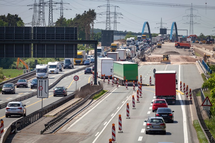 Dobrindt erkennt Bedeutung von Erhaltung vor Neubau (FOTO)