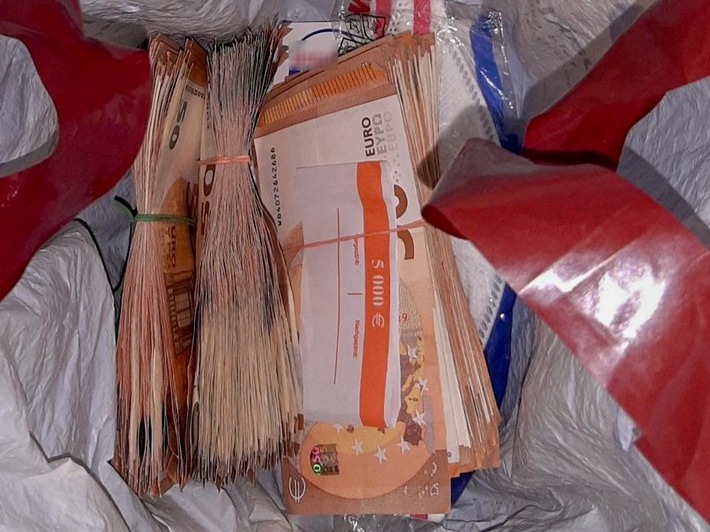 BPOL-BadBentheim: Rund 55.000 Euro in Plastiktüten sichergestellt / Clearingverfahren wegen Anhaltspunkten für Geldwäsche eingeleitet