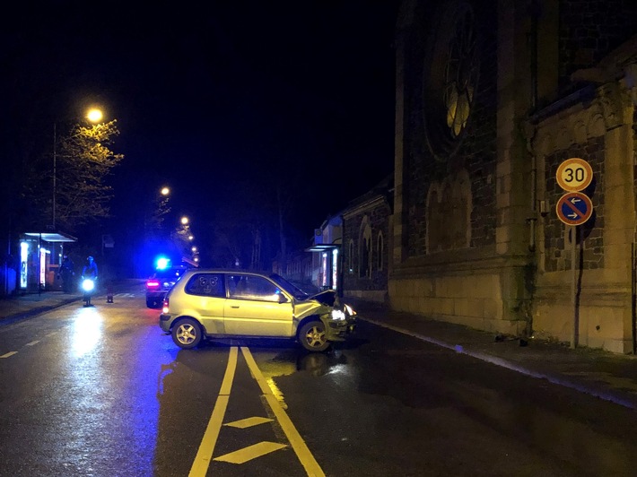 POL-PDWO: Worms - Glatteisunfall - Autofahrer prallt gegen Friedhofsgebäude