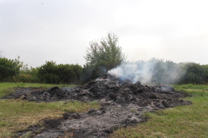 POL-PDMY: Brand von Strohballen