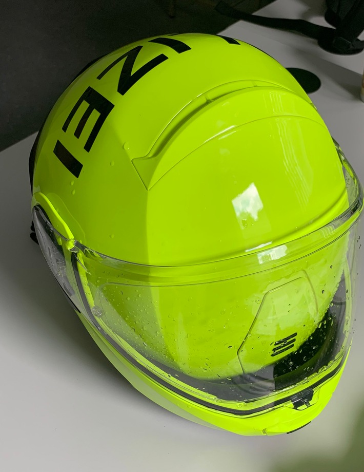 POL-MK: Mann wirft Helm von Motorradpolizist auf den Asphalt