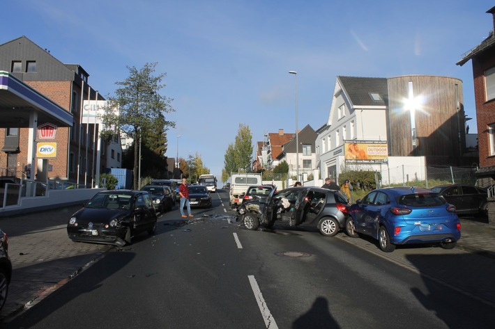 POL-AC: Vollsperrung: Zusammenstoß zwischen mehreren Autos auf der Trierer Straße