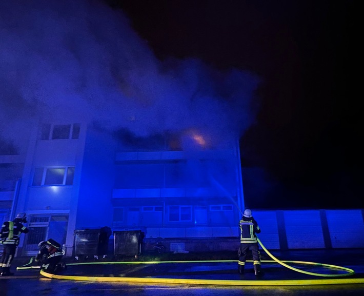 FW-BN: Ausgedehnter Wohnungsbrand in Bonner Weststadt, eine verletzte Person, aufwendige Löscharbeiten.