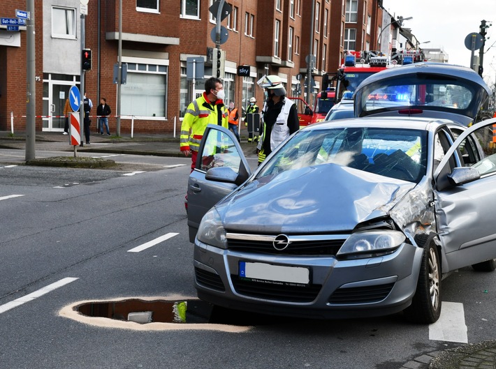 FW-DO: Dortmund-Nord Verletzte Person nach Verkehrsunfall zwischen Straßenbahn und PKW