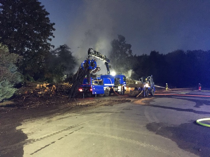 FW-RE: Brennender Holzstapel beschäftigt Feuerwehr stundenlang