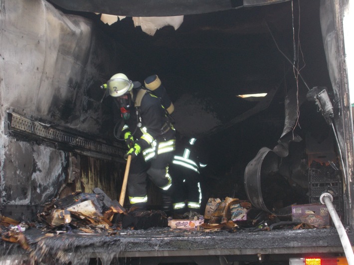 FW-DO: Fahrzeug brannte auf dem Hof eines Recyklingbetriebes
