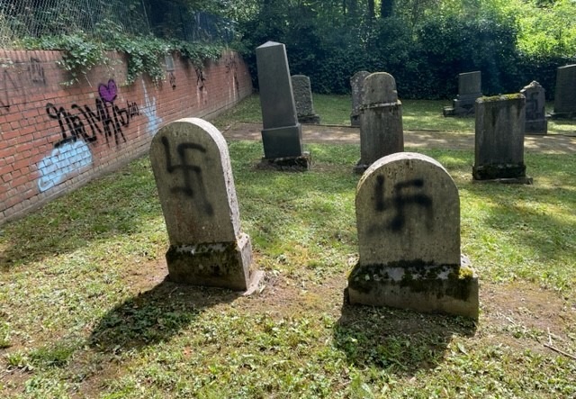 POL-AC: Rechte Graffitis auf dem jüdischen Friedhof - Polizei sucht Zeugen
