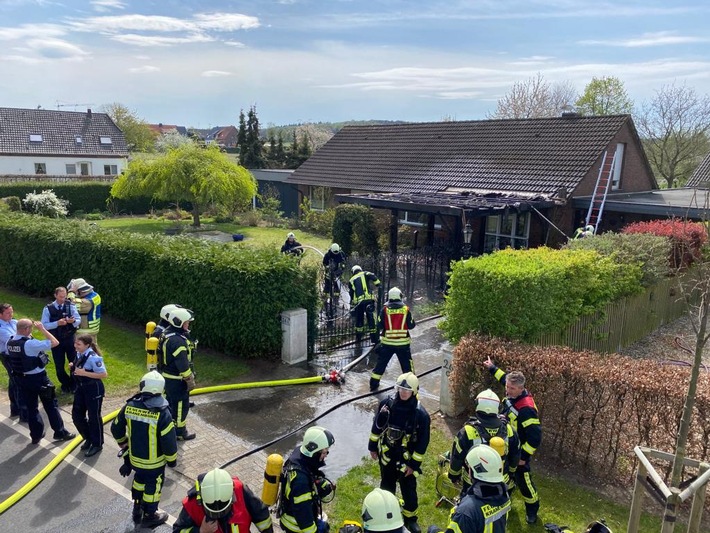 FW Kranenburg: Heckenbrand mit hohem Sachschaden