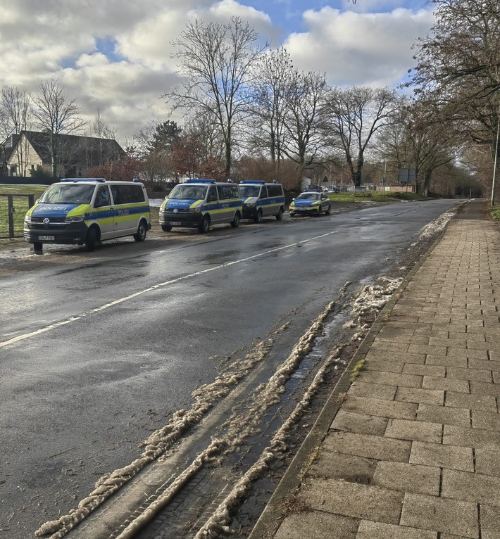 POL-CUX: Mehrere Verstöße bei größerer Verkehrskontrolle in Altenwalde festgestellt (Foto im Anhang)