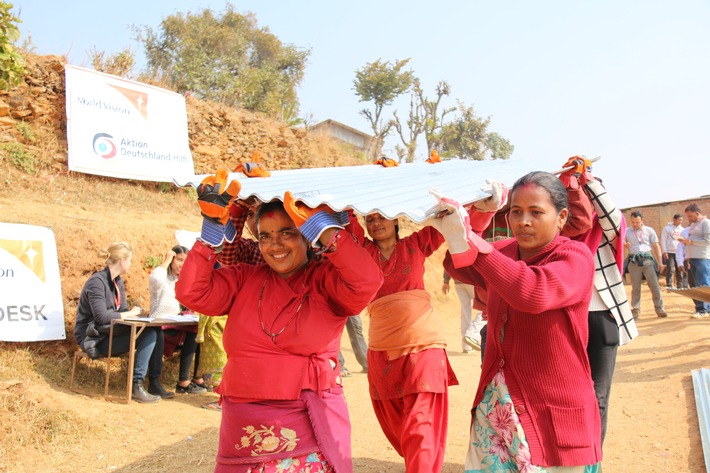 Nepal Erdbeben 2015: Ein Jahr nach dem Erdbeben verläuft der Wiederaufbau in Nepal schleppend / &quot;Aktion Deutschland Hilft&quot; sammelt 26 Millionen Euro Spenden
