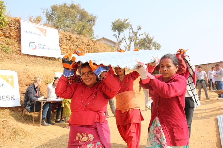 Nepal Erdbeben 2015: Ein Jahr nach dem Erdbeben verläuft der Wiederaufbau in Nepal schleppend / "Aktion Deutschland Hilft" sammelt 26 Millionen Euro Spenden