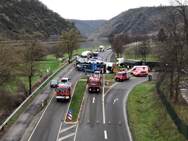 POL-PDKO: Verkehrsunfall zwischen Autotransporter und Unimog