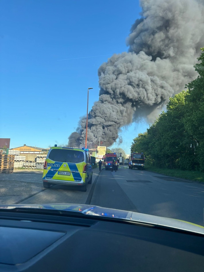 FW Grevenbroich: Erstmeldung Feuerwehr Grevenbroich Brennt Schrottplatz im Industriegebiet-Ost