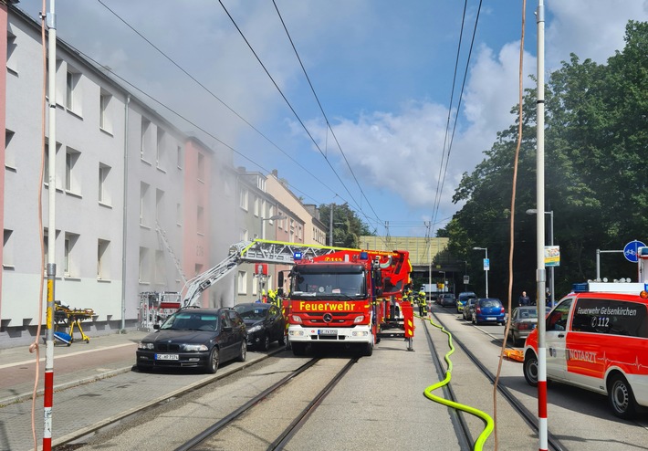 FW-GE: Menschenrettung über Leiter bei Kellerbrand in Gelsenkirchen Beckhausen