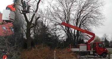 POL-WHV: Ergänzende Hinweise zum Diebstahl einer Arbeitsmaschine mit Hebebühne in Varel - wer kann Angaben zum Verbleib des auffällig roten Fahrzeugs mit der Aufschrift &quot;Zumholz&quot; machen (Foto)?