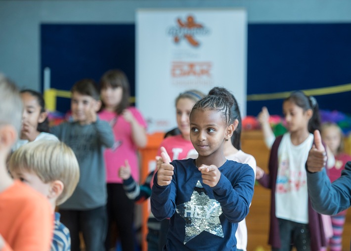 fit4future: Wirtschaftsministerin Hoffmeister-Kraut und Leichtathletin Jungfleisch machen Albstädter Schüler fit