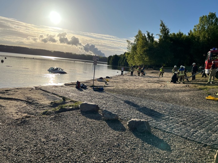 POL-AC: Rettungs- und Polizeieinsatz am Blausteinsee: Auto im See