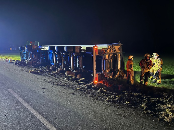 FW-OLL: LKW kippt in Graben - Fahrer leicht verletzt