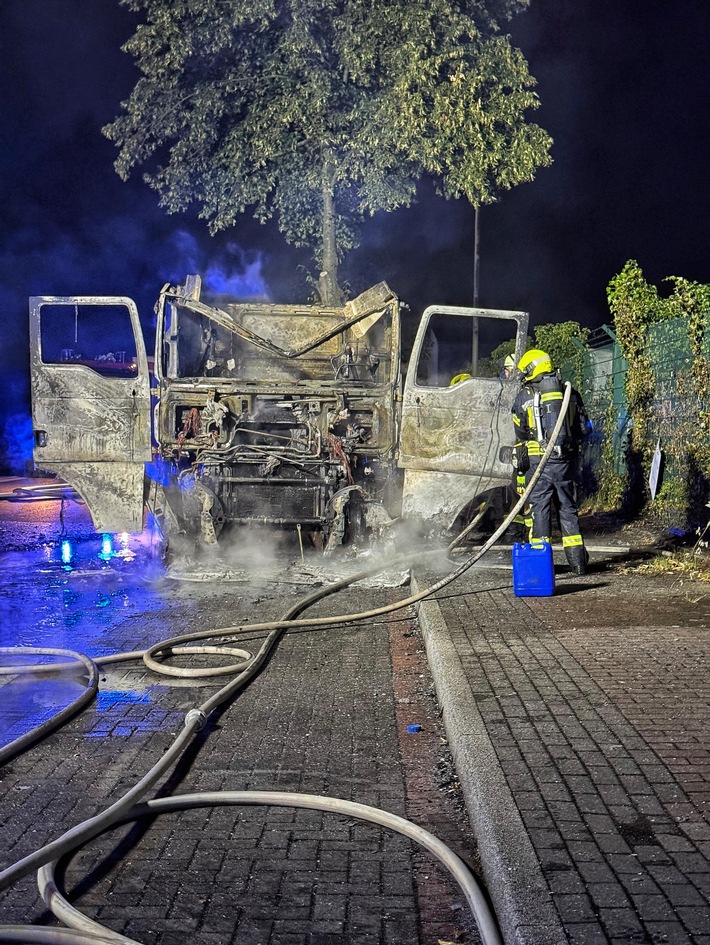 FW-NE: LKW-Brand im Hafengebiet | Zugmaschine in Vollbrand - keine Verletzten