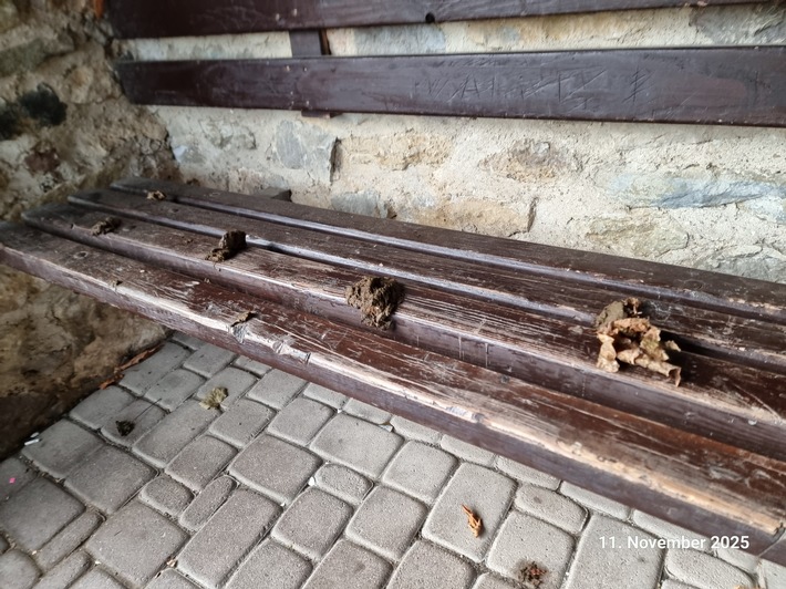 POL-PDWIL: Erneute Sachbeschädigung an Bushaltestelle in Kerpen - Polizei bittet um Hinweise