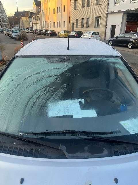 POL-OS: Osnabrück: Pkw kollidiert mit Fußgängerin - Frontscheibe des Pkw stark vereist, Sicht stark beeinträchtigt