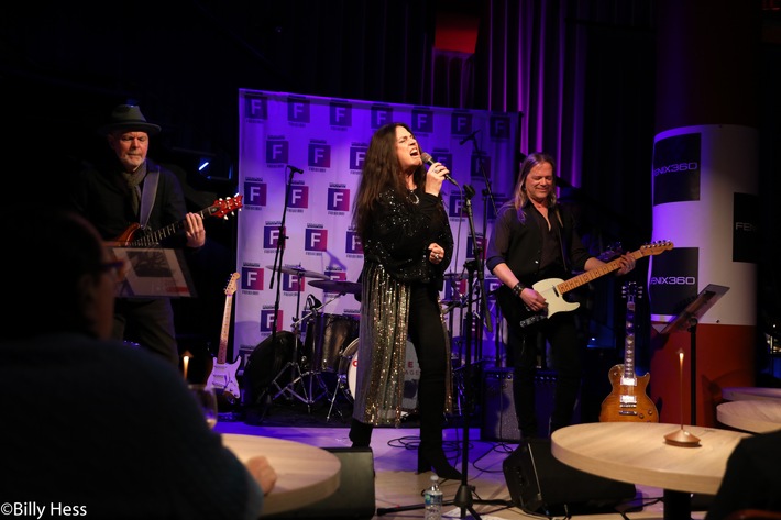 Sari Beth Schorr (Mitte), amerikanische Blues-Rock-Sängerin und Songwriterin. / Weiterer Text über ots und www.presseportal.de/nr/177793 / Die Verwendung dieses Bildes für redaktionelle Zwecke ist unter Beachtung aller mitgeteilten Nutzungsbedingungen zulässig und dann auch honorarfrei. Veröffentlichung ausschließlich mit Bildrechte-Hinweis.