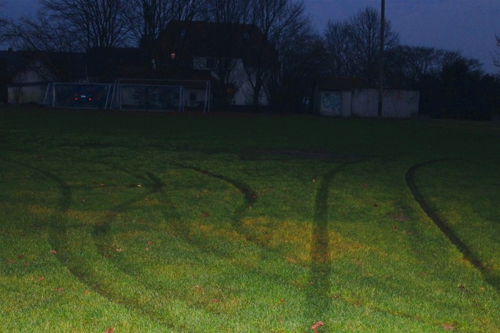 POL-MI: 18-Jähriger beschädigt Fußballplatz mit Auto