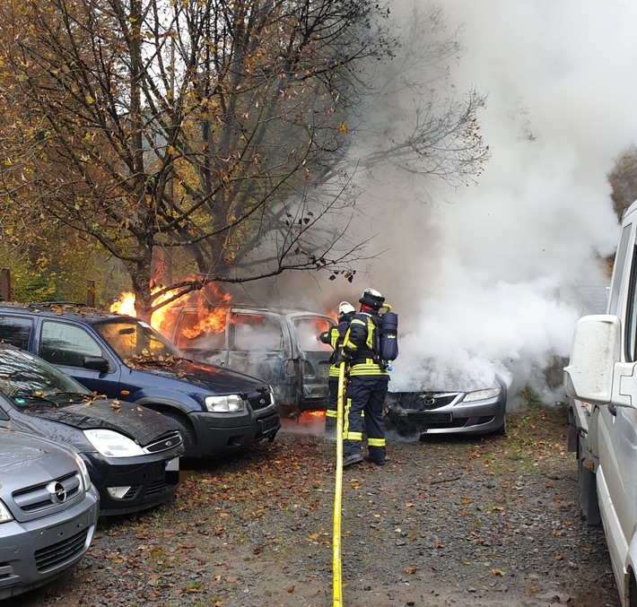 FW Schalksmühle: Mehrere brennende PKW