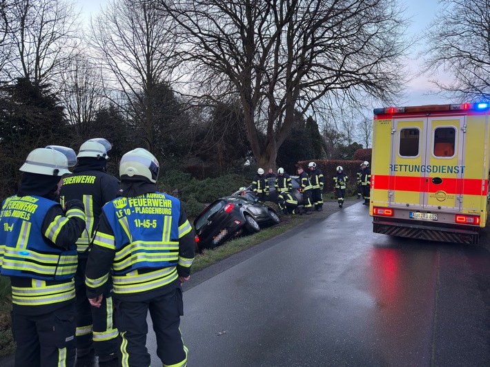 FW-AUR: Eingeschlossene Person nach Unfall gemeldet