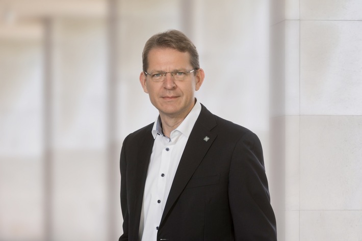 Dr. Gunther K. Weiß erneut zum Vorstand der RHÖN-KLINIKUM AG und Vorsitzenden der Geschäftsführung des UKGM bestellt