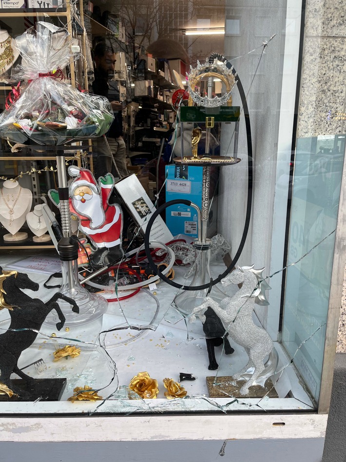 POL-HA: Schaufenster eingeworfen und Ringe gestohlen