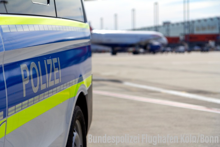 BPOL NRW: Mit zwei Haftbefehlen gesucht - Bundespolizisten verhaften gesuchten Straftäter am Flughafen Köln/Bonn