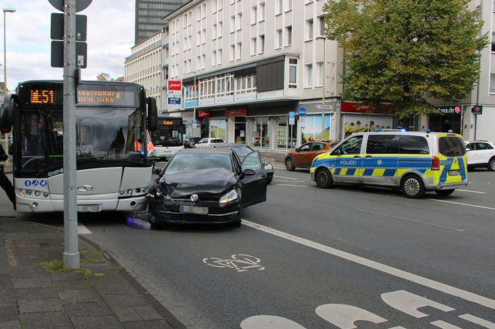 POL-HA: Drei Leichtverletzte nach Abbiegeunfall